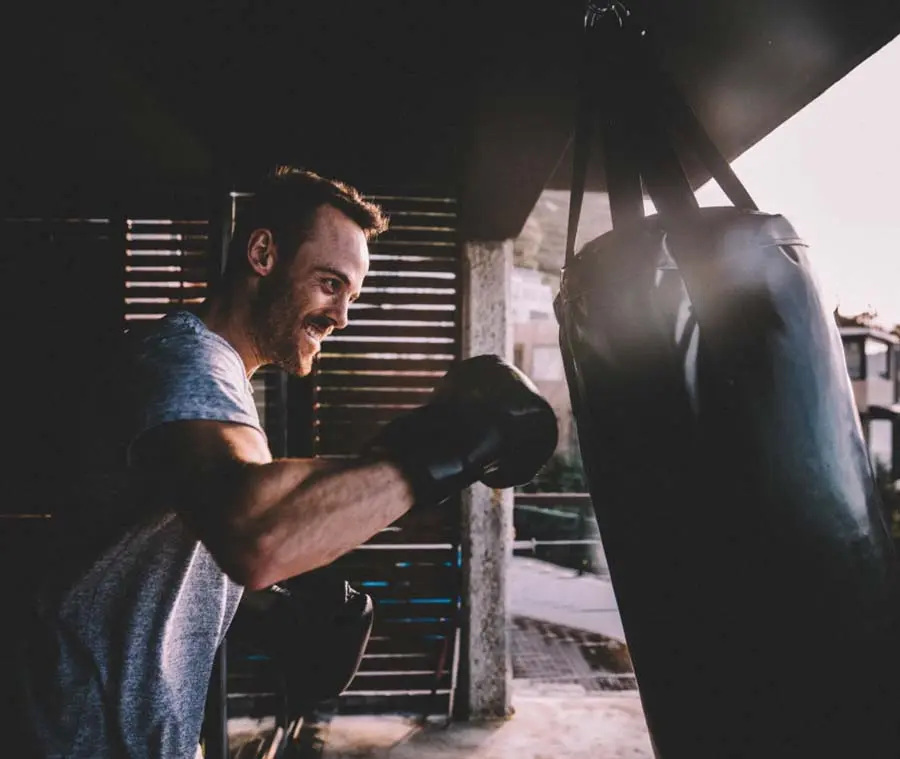 young-adult-practising-boxing-on-balcony-at-home_t20_mvLQV8